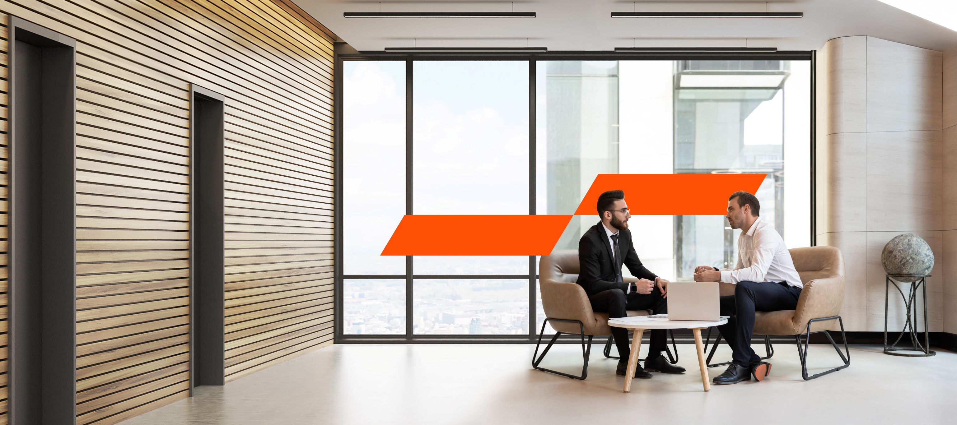 Menn sitjandi við borð